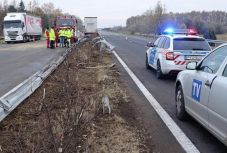 Elaludt a román kamionos, két szalagkorlátot letarolt az M5-ösön