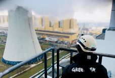 Tiltakozó akciót tartottak egy lengyel szénerőmű hűtőtornyán