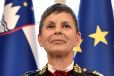 Szlovénia történetében először került nő a hadsereg élére