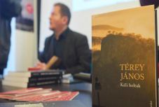 Zombi-apokalipszis és trianoni díszletekbe helyezett Hamlet