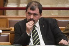 „Leütöttem egy zsidó nőt” – lemondott tisztségeiről a jobbikos Szávay István