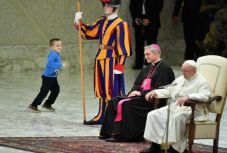 Jóságos és megértő nagyapaként fogadta Ferenc pápa a fegyelmezetlen kisfiút 