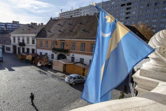 Centenárium: székely zászlót helyeztek ki az óbudai közintézményekre
