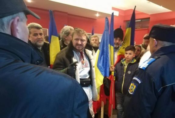 Román népviseletes csoport tiltakozott Székely Csaba sepsiszentgyörgyi ősbemutatója ellen