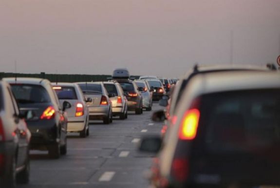 Baleset miatt több kilométeres a kocsisor Bukarest irányába