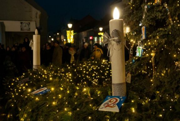 Meggyúlt az első gyertya a csíkszeredai adventi koszorún (GALÉRIA)