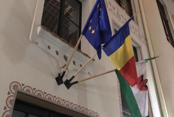 Ismét letörték a magyar zászlót a nagyváradi RMDSZ-székháznál