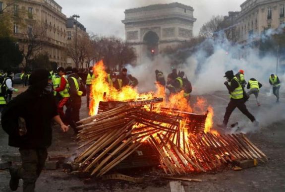 Felfüggesztheti az adóemelést a francia kormány
