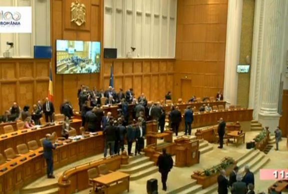 FRISSÍTVE - Botrányba fulladt a képviselőház szerdai ülése, amelyen Dragnea leváltását kérték