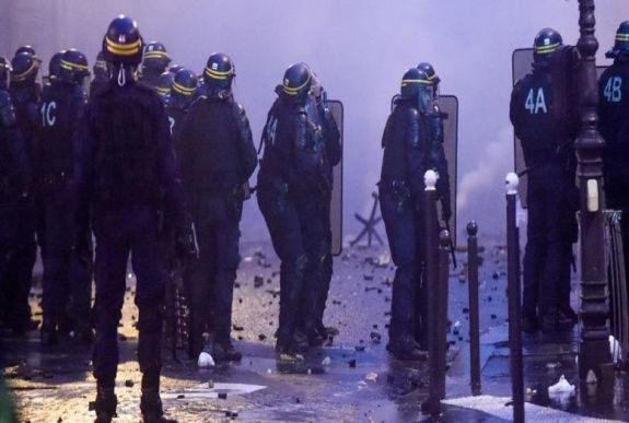 „Példátlan méretű” erőszaktól tartanak szombaton Párizsban