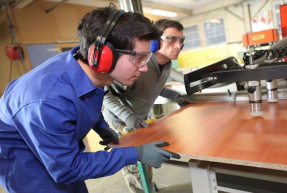 Több mint száz munkást keres a csíkszeredai bútorgyár