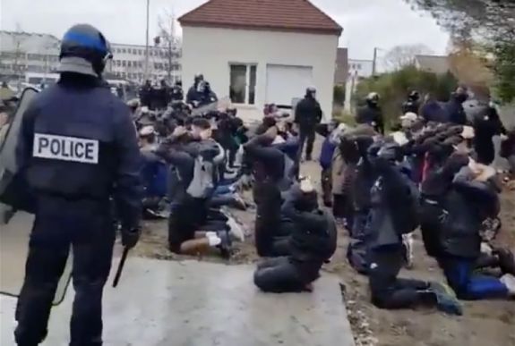 Középiskolások követelték Macron lemondását