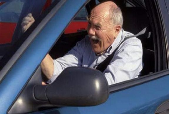 Hetvenes éveiben járó részeg sofőr balesetezett