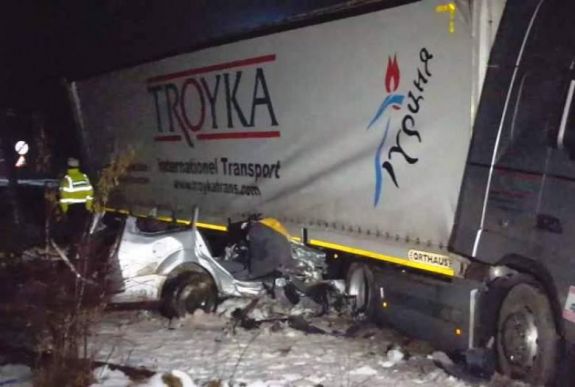 Öt fiatal halt meg a szétlapított Fordban