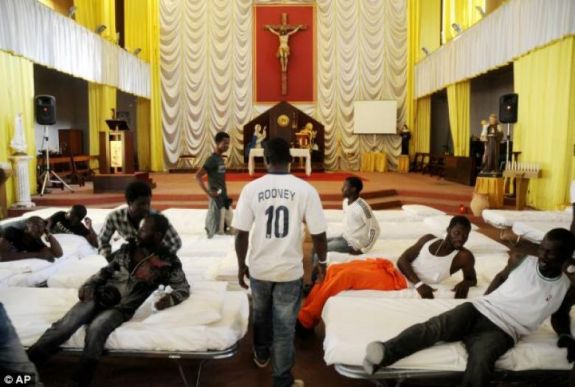 Megnyitják az olasz templomokat az utcára tett menekültek előtt