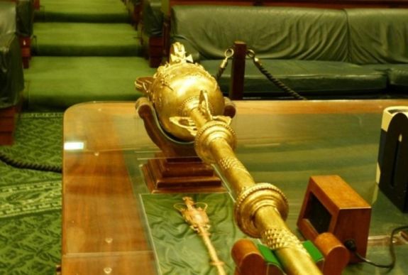 Erzsébet királynő jogarja miatt tört ki a botrány a brit parlamentben