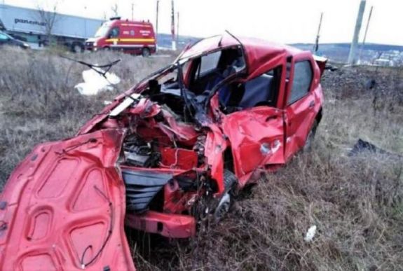 Dacia Logan ütközött vonattal, az egyik utas életét vesztette