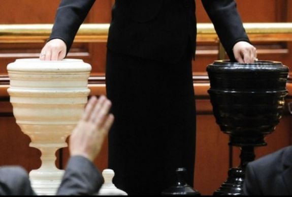 Csütörtökön szavaznak a parlamentben a bizalmatlansági indítványról