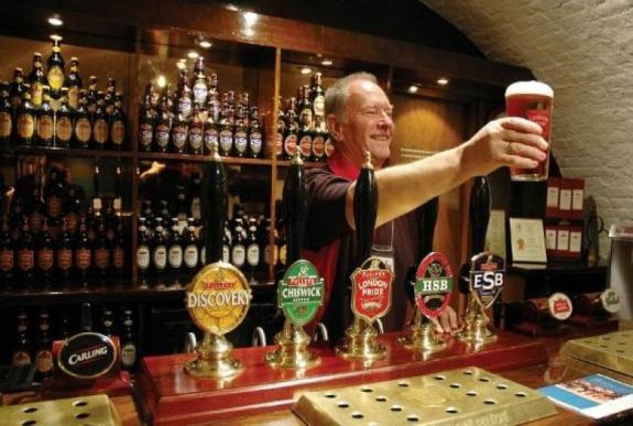 Betiltották az egyik legismertebb karácsonyi dalt 231 brit kocsmában