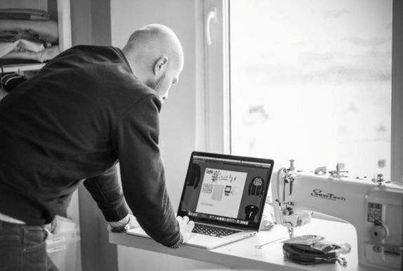 A gyergyói underground művész, aki saját ruhamárkát alapított