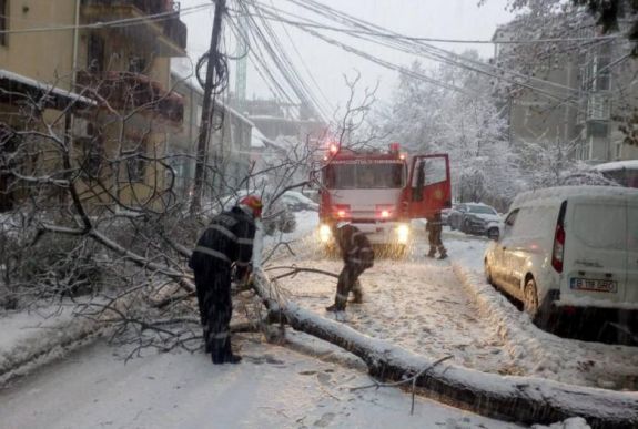 Az elmúlt 24 órában is károkat okozott a havazás