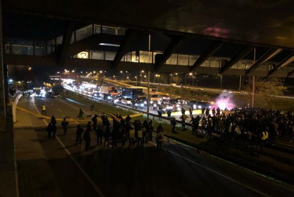 Katalónia: több közút forgalmát akadályozzák tüntetők