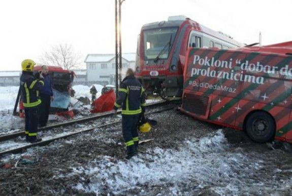 Durva baleset Szerbiában: iskolai buszt szelt ketté a vonat