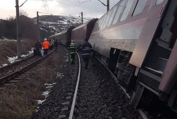 FRISSÍTVE - Százhúsz utast szállító vonat siklott ki Hunyad megyében