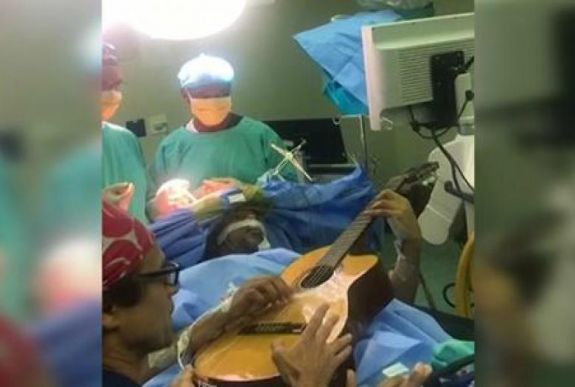 Agyműtétje közben gitározott a dél-afrikai jazz-zenész