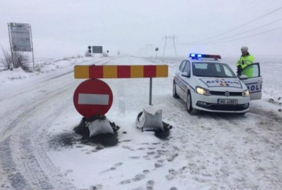 FRISSÍTVE - Lavina miatt leállt a közúti forgalom Petrozsény mellett