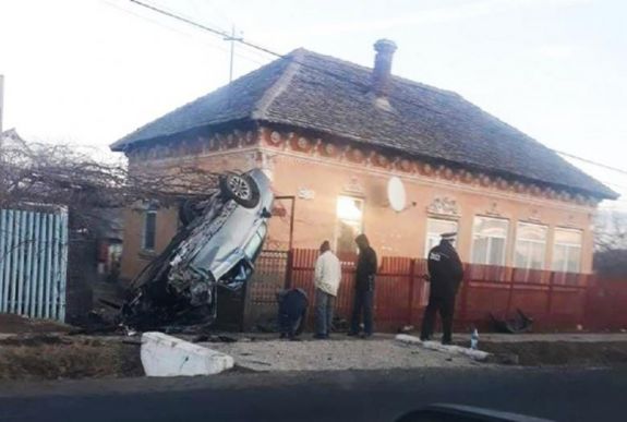 Felmászott a BMW-vel a házra az ittas lány