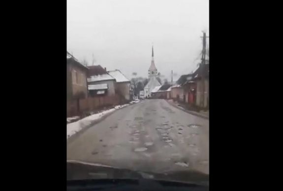 Riasztó az út állapota a Hargita megyei Etéden