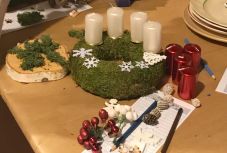 Az adventi koszorú készítésének trükkjeit lestük el