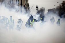 Könnygázt vetettek be a sárga mellényes tüntetők ellen Párizsban