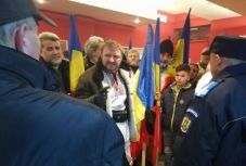 Román népviseletes csoport tiltakozott Székely Csaba sepsiszentgyörgyi ősbemutatója ellen 