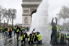 Macron válságértekezletet hívott össze vasárnapra a párizsi zavargások miatt