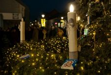 Meggyúlt az első gyertya a csíkszeredai adventi koszorún (GALÉRIA)