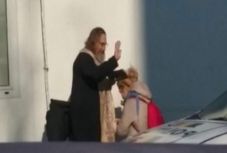 Bukarestben a pópák benzinkutaknál is gyóntatnak