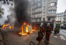 Macronék a sárgamellényesekkel egyeztetnének a benzinárról