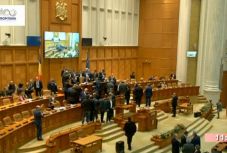 FRISSÍTVE - Botrányba fulladt a képviselőház szerdai ülése, amelyen Dragnea leváltását kérték