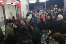 Taposták le egymást a nagybányaiak az olcsó disznóhúsért