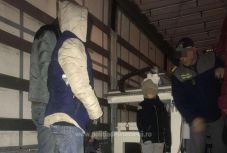 Kéttucatnyi migráns bújt el egy teherautó rakterében