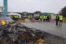 Romániai kamionost juttattak kórházba a franciaországi sárga mellényesek