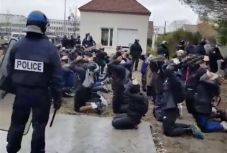 Középiskolások követelték Macron lemondását