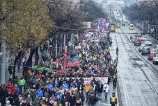 A „rabszolgatörvény” ellen tüntetnek a szakszervezetek Budapesten