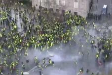 Egy könnygázas oszlatás után viszonylagos nyugalomban tüntettek Párizsban