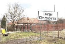 FRISSÍTVE – Letakarították az összemázolt Maros megyei helységnévtáblát 