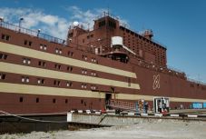 Beindították a világ első és egyetlen úszó atomerőművének egyik reaktorát