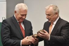 Václav Klaus volt cseh kormány- és államfő Petőfi-díjat kapott