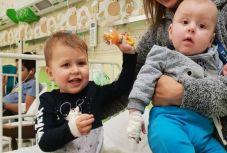 Felismeri ezt a két gyereket? Anyjuk a kórház előtt hagyta őket